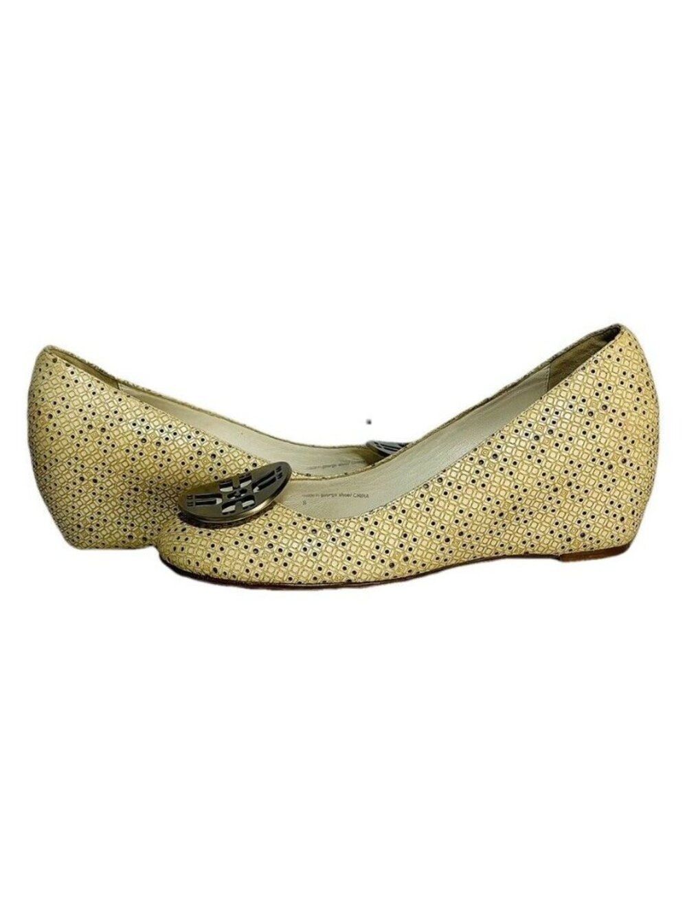 Joy Chen Womens Beige Wedge Shoes Gold Logo Medallion Size 8 - Picture 6 of 13